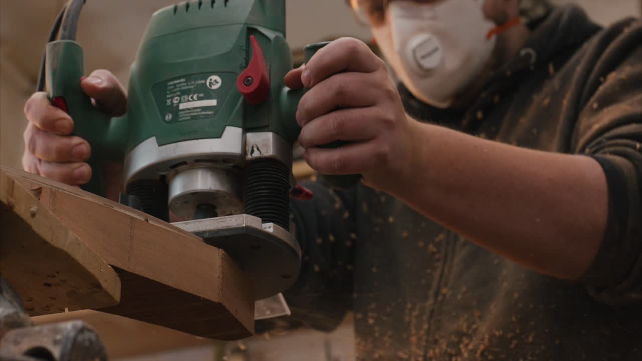 Milling of light wood when making guitars in slow motion