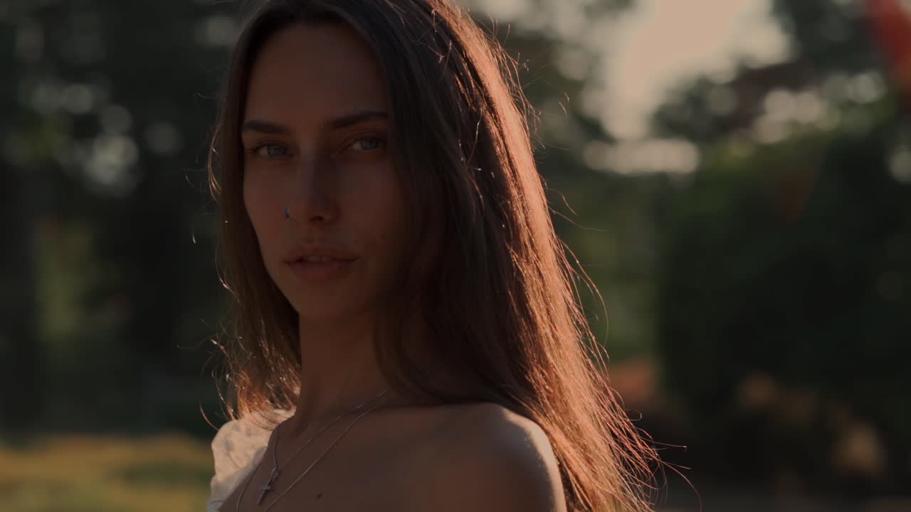 Ritratto ravvicinato di una giovane donna nella luce dell'ora d'oro