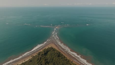 el banco de arena de la playa de la cola de la ballena uvita en costa rica, américa central