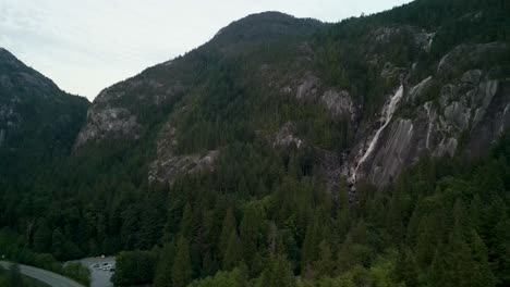 Luftbesteigung-Des-Wasserfalls-Shannon-Falls,-Squamish,-BC,-Kanada