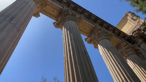 Tiro-De-Camión-De-Las-Altas-Columnas-En-El-Histórico-Palacio-De-Bellas-Artes-En-San-Francisco,-California-En-Un-Día-Soleado