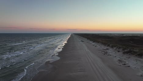 Paisaje-Tranquilo-De-La-Playa-En-La-Isla-Del-Padre,-Texas,-Ee.uu.-Al-Atardecer---Toma-Aérea-De-Drones