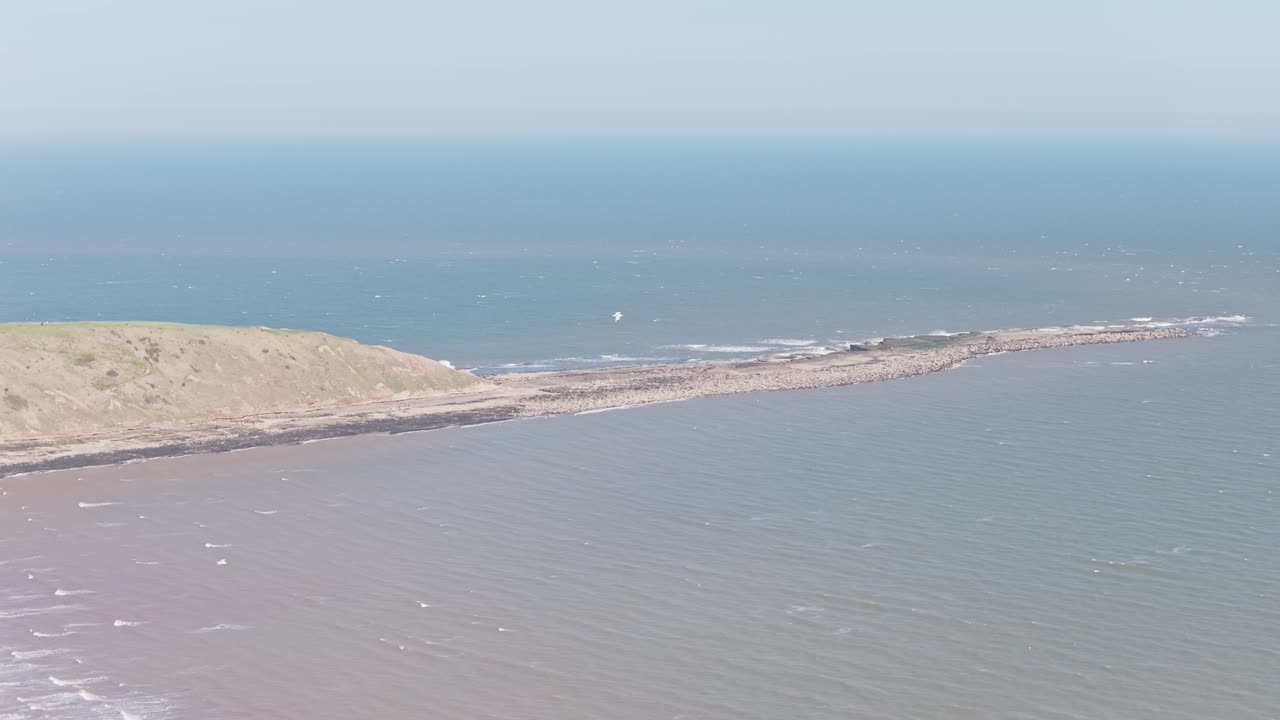 位於英格蘭北約克郡的費利布里格（Filey Brigg），是一條長達一英里的侏羅紀岩石岬角，也是具特殊科學價值地點，擁有石灰岩和砂岩礁石平台，從空中將費利灣與北海分隔開來。
