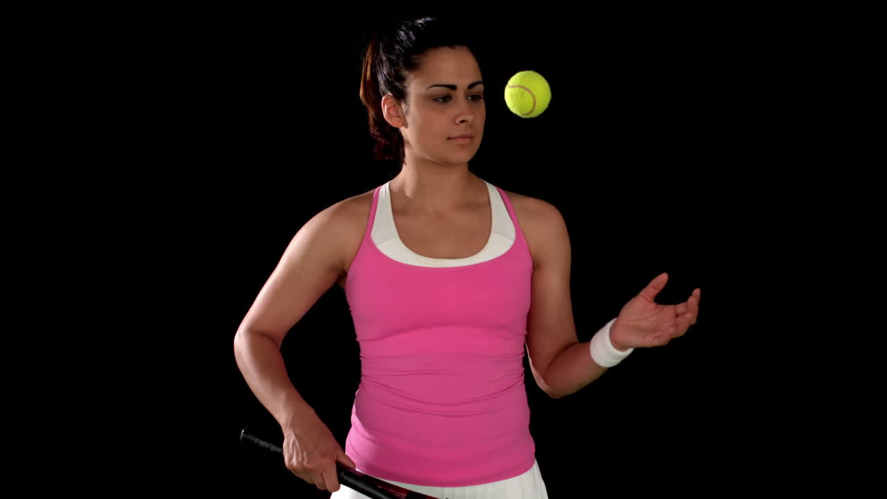 jugadora de tenis morena rebotando la pelota