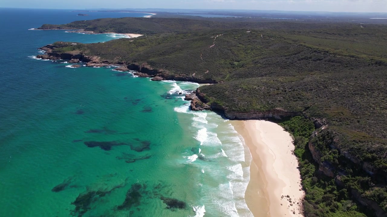 Spiaggia di Timber con Roccia Maktub nel Nuovo Galles del Sud, Australia - Ripresa aerea con drone