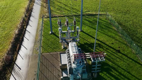 aprovechando la energía del viento: la infraestructura y los transformadores de alto voltaje de una estación generadora de viento en el norte de rhine westphalia alemania