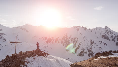 excursionista en la cumbre de una montaña al amanecer o al atardecer