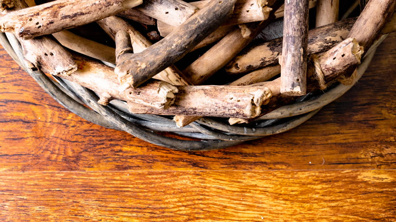 Composizione di decorazioni natalizie con rami e pigne su sfondo di legno