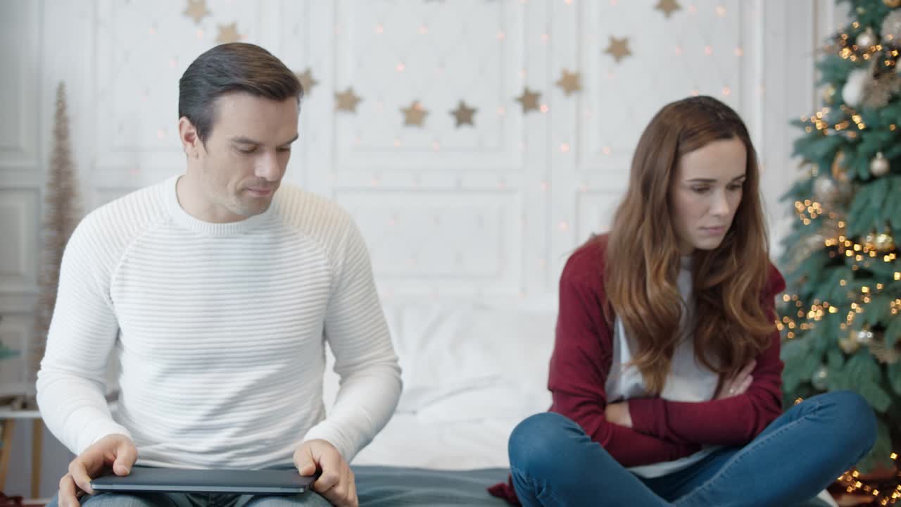 un hombre guapo pidiendo perdón a una mujer en una casa de lujo. mujer triste sintiéndose herida