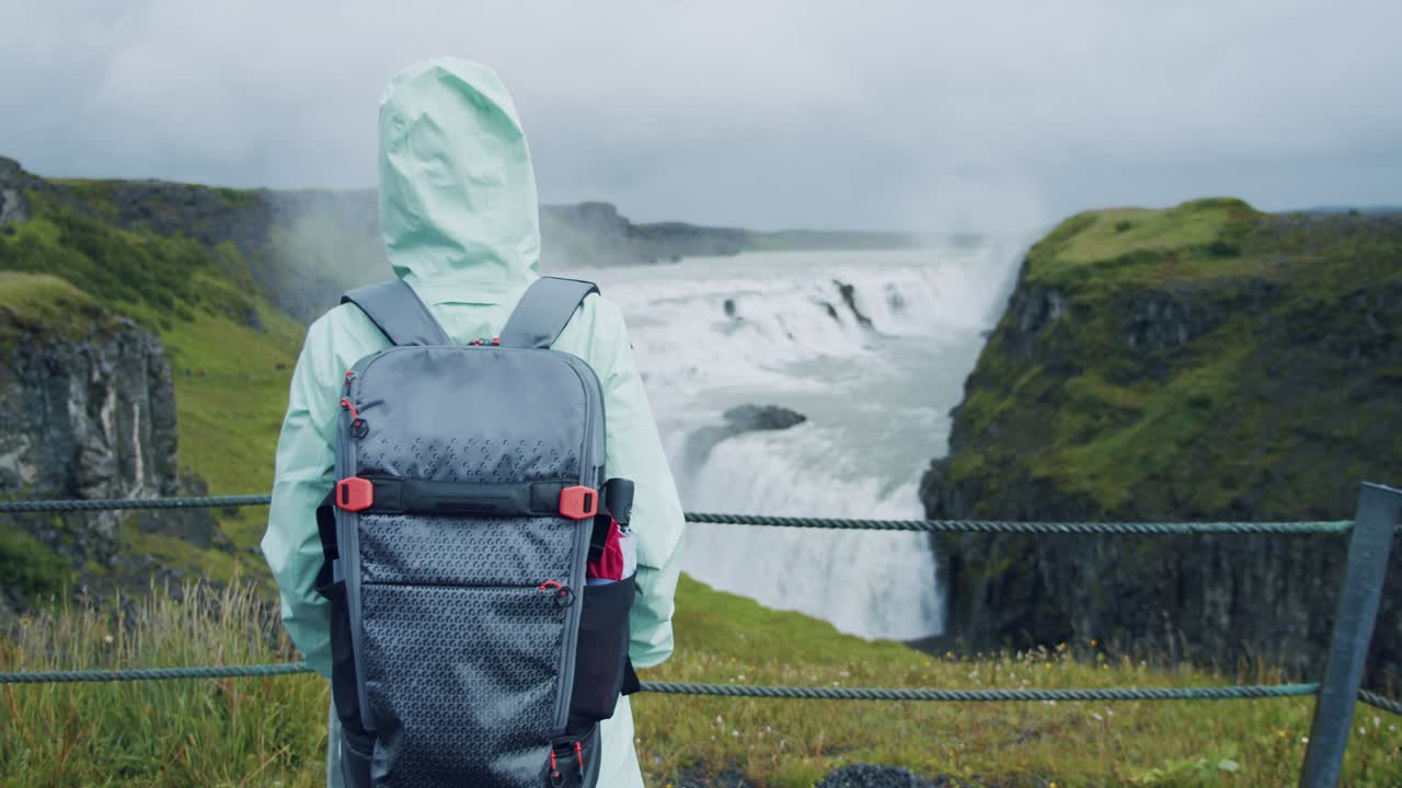 la mujer mirando a gullfoss, también conocida como golden falls, es una famosa atracción turística y destino histórico de islandia en el círculo dorado.