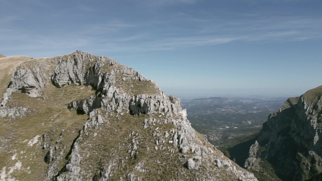 un metraje de avión no tripulado sobre las montañas sibillini