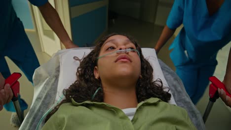 adolescente herido llevado en camilla por personal médico