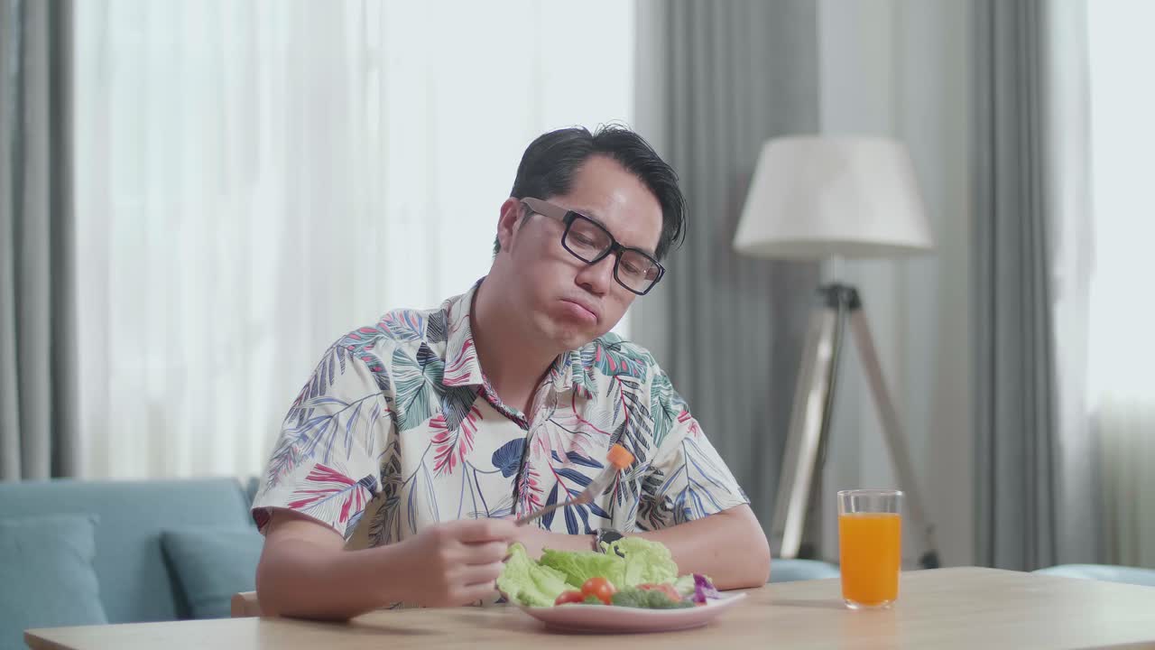 러드를 먹는 불행한 남자