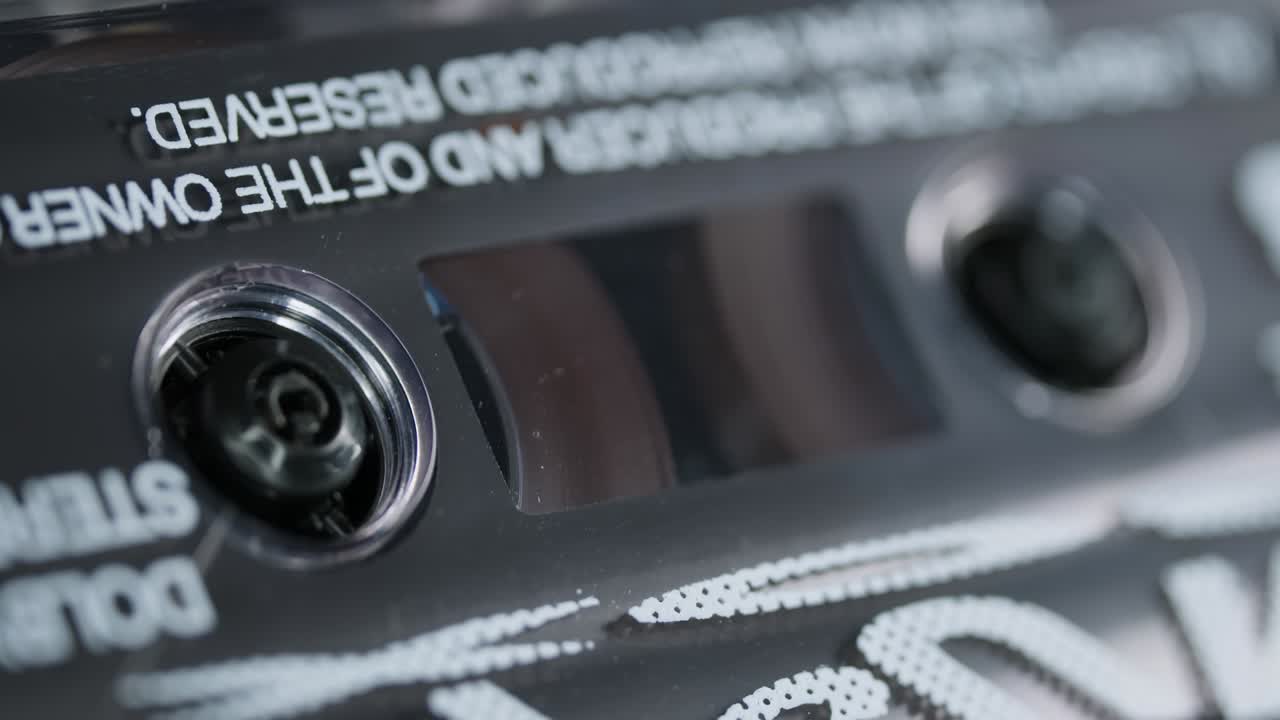 cassette de audio vintage de cerca. mecanismo de rebobinado. jugador de audio portátil.