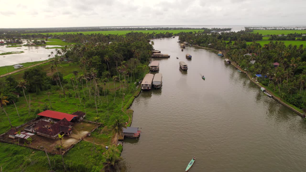 vista aérea de varias casas flotantes que navegan en los remansos de kerala, india