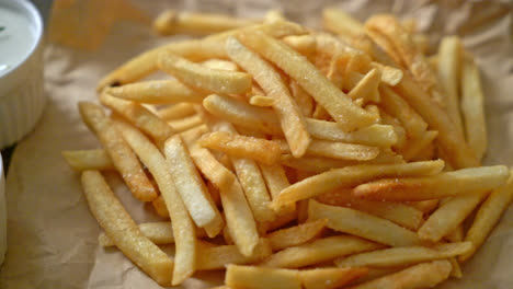 patatas fritas o papas fritas con crema agria y ketchup
