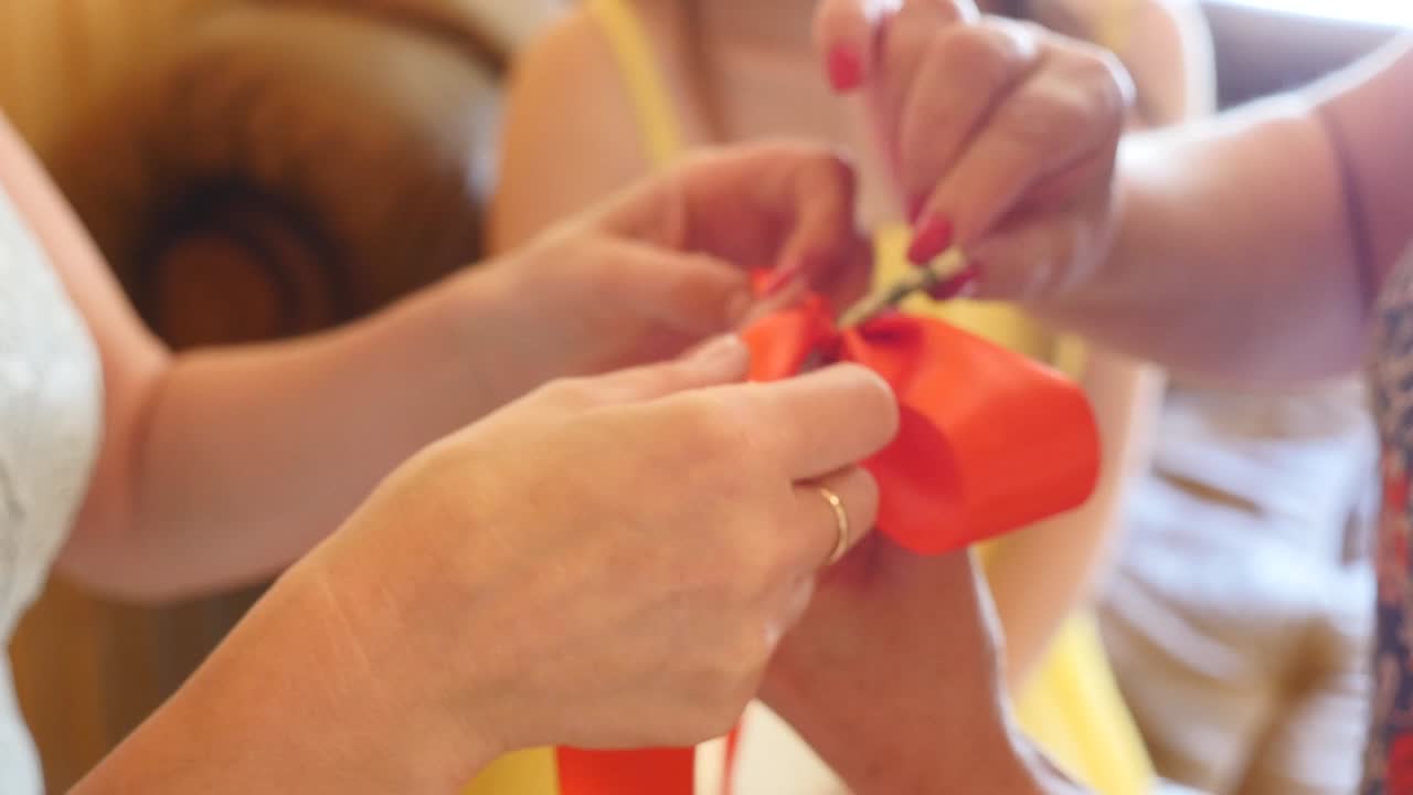 el dinero atado con cinta roja. tradición de la boda ucraniana