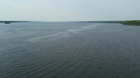 Una-Foto-De-Un-Dron-De-Un-Hermoso-Lago-Que-Atraerá-A-Los-Viajeros-Hacia-él