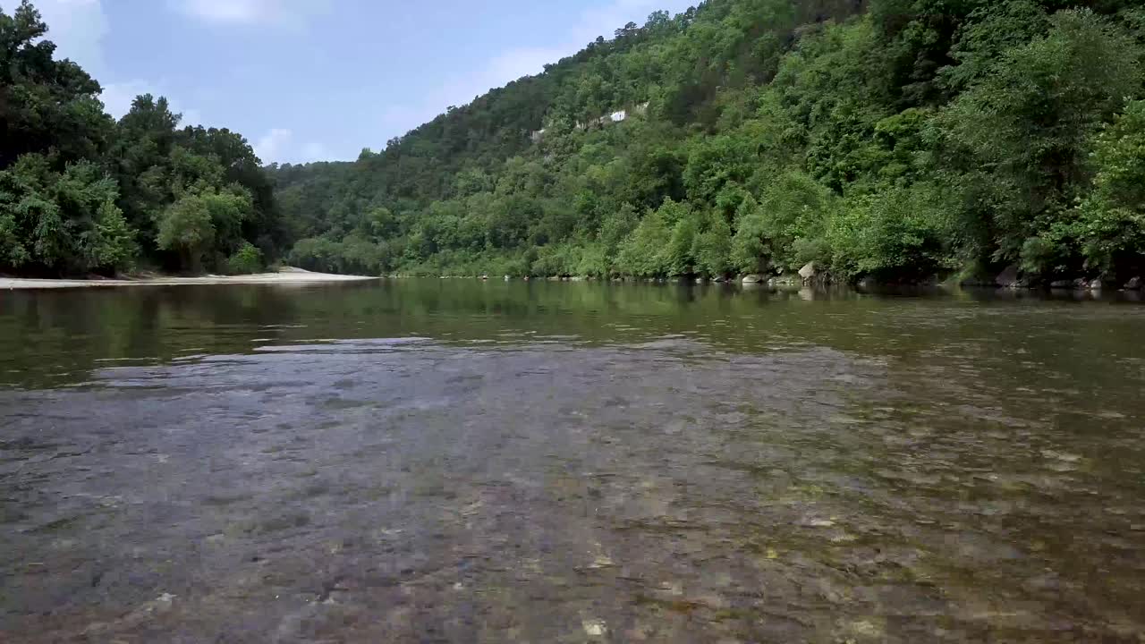 Volando sopra il Buffalo National River a pochi piedi sopra l'acqua limpida