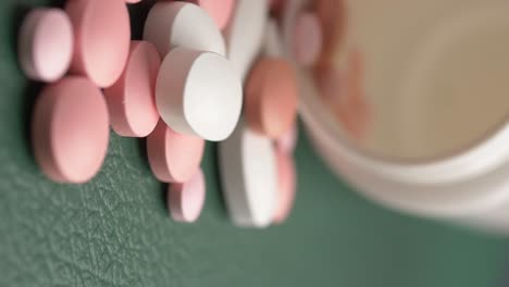 pastillas rosas y blancas