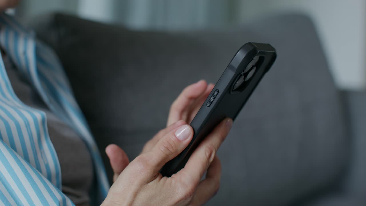 소파 에 스마트폰 을 사용하는 여자