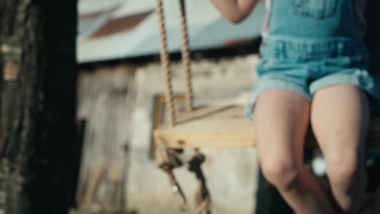 여름날에 흔들리는 작은 소녀의 일부입니다.