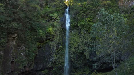 Amidaga-Waterfall,-Tall-Mossy-Falls-in-Gifu-Prefecture,-Japan