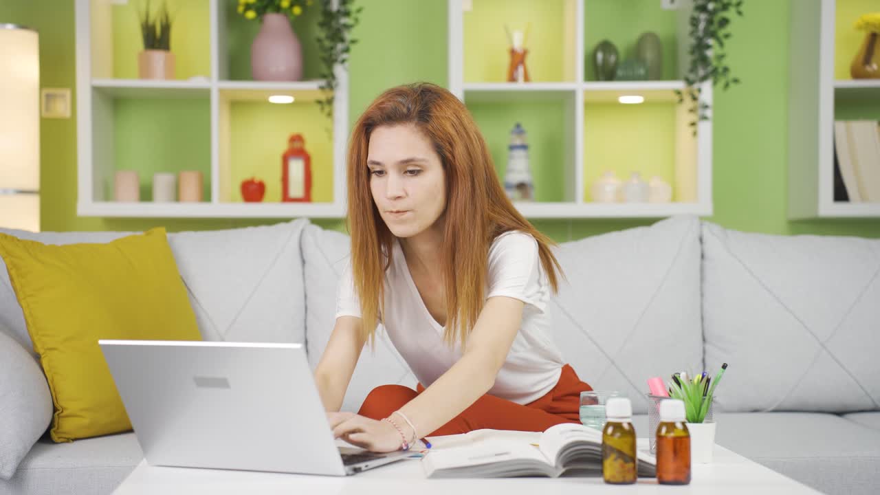 una joven nerviosa tomando su medicina.