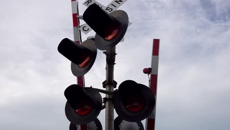 Eisenbahntore-Gehen-Hoch-Und-Blinkende-Signallichter-Schließen-4k