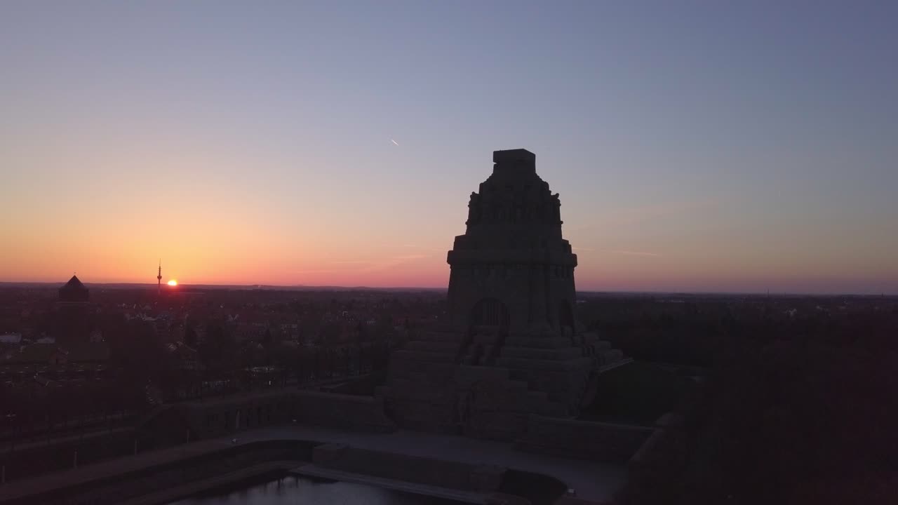 timelapse aéreo del monumento de la batalla de las naciones durante el amanecer