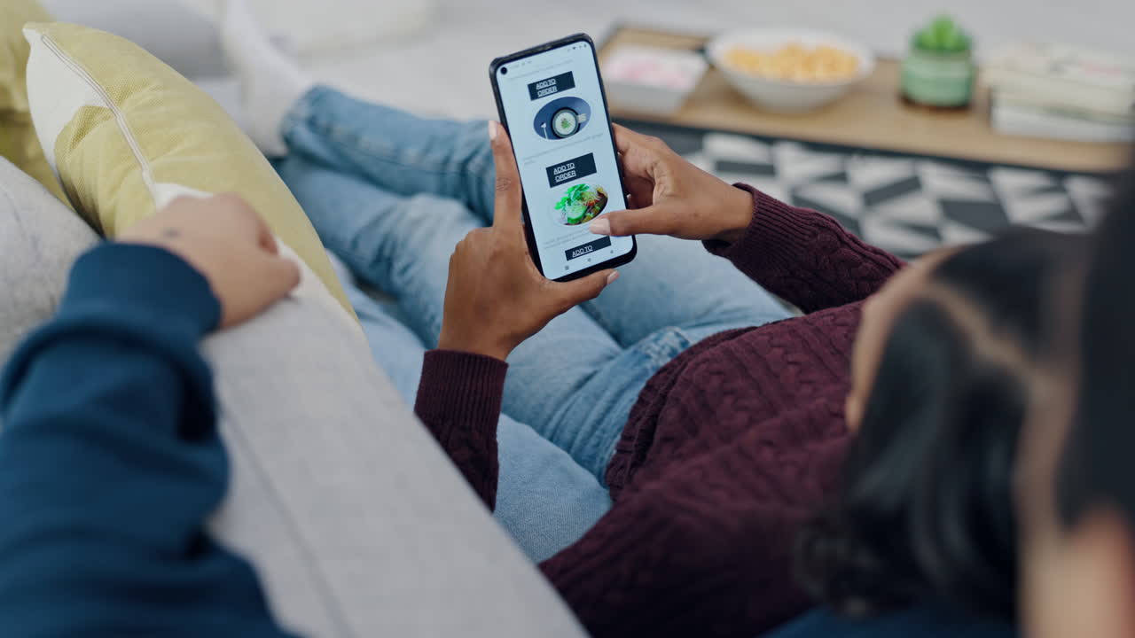 pantalla del teléfono, manos y pareja con comida