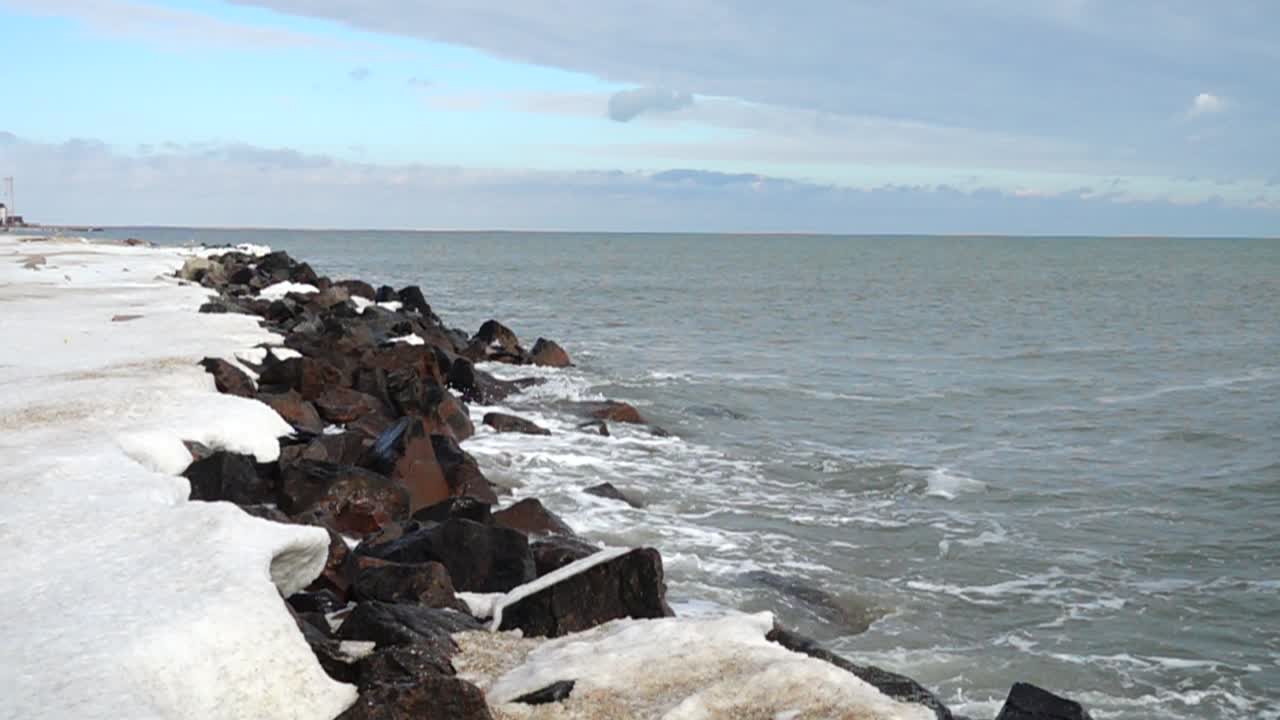 Havbølgen bryder mod stenene. Optaget om vinteren. Slowmotion.