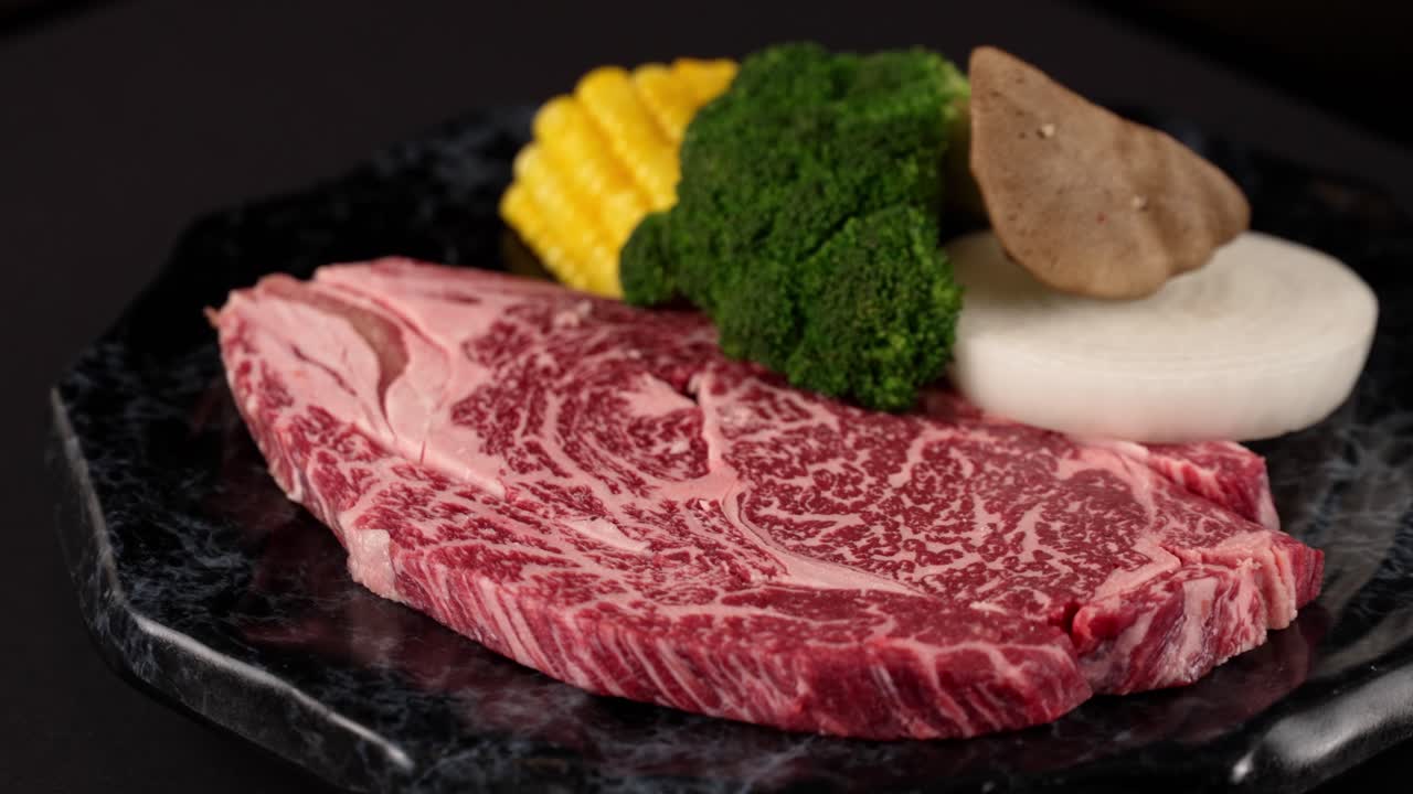 A beautifully marbled, richly flavored steak paired with fresh vegetables for a perfectly balanced dish. 아름다운 마블링과 깊은 풍미가 어우러진 고급 스테이크, 신선한 채소와 완벽한 조화를 이루는 한 접시.