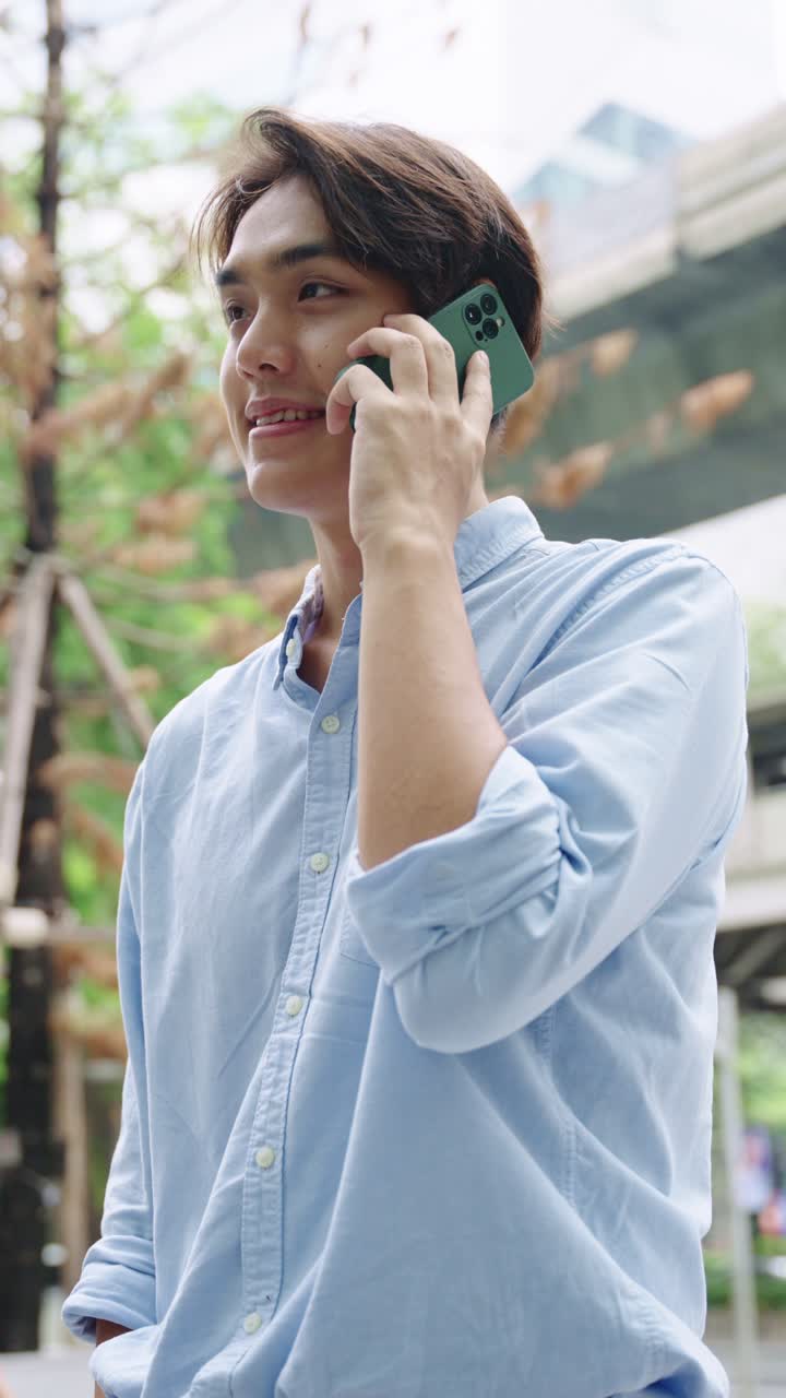 hombre hablando por telefono al aire libre