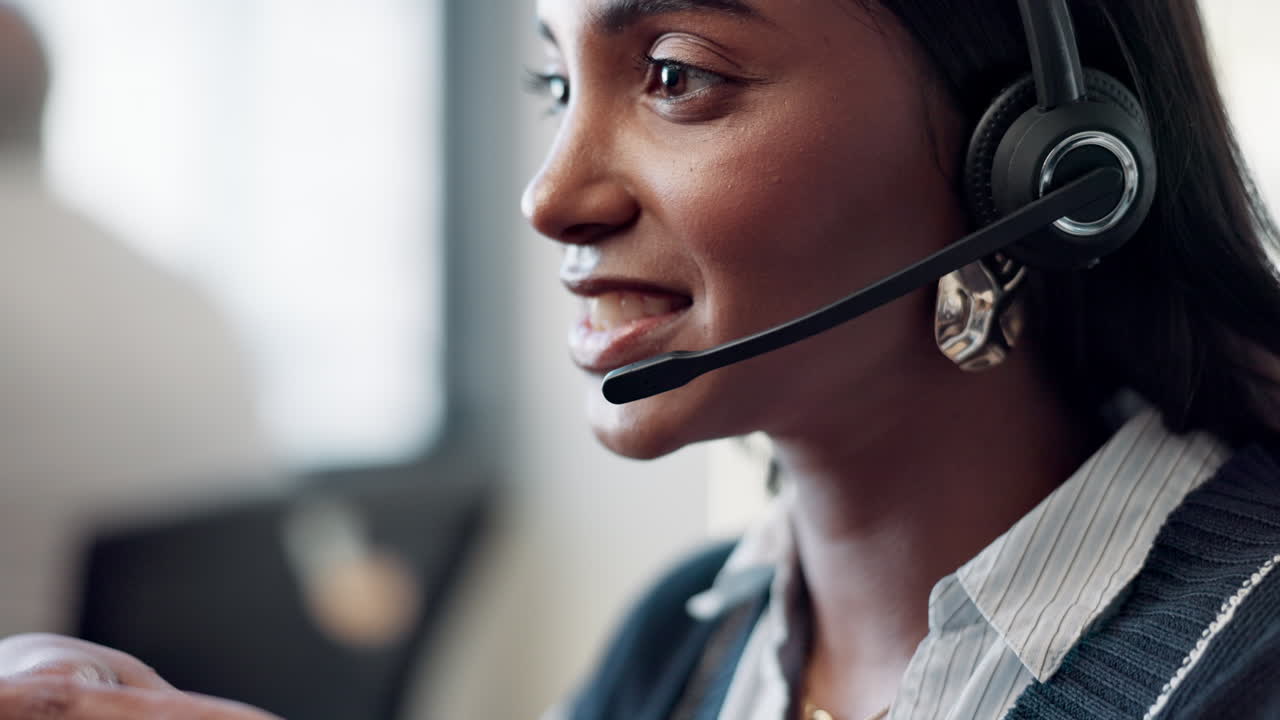 en kvinde med et headset i et callcenter