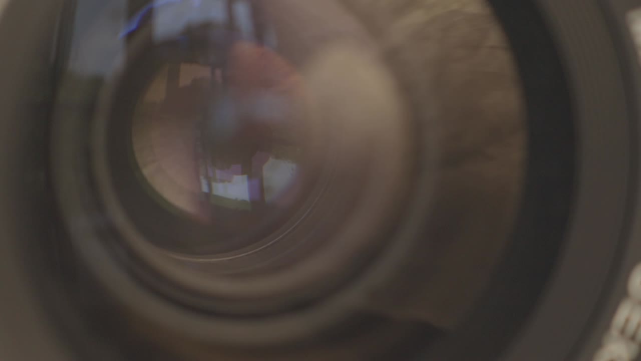 cierre y apertura de la apertura de la lente de la cámara para cambiar la cantidad de luz que pasa a través