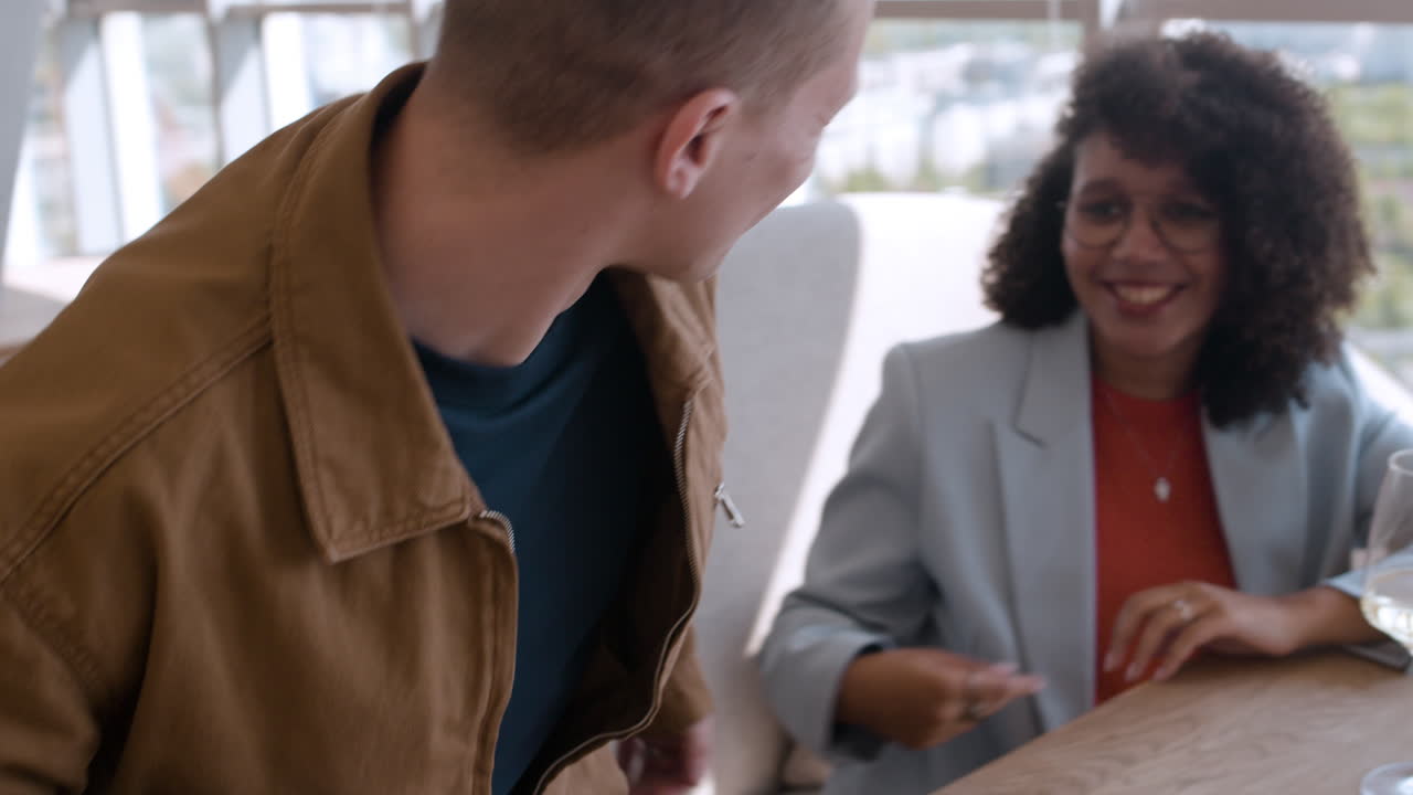 una pareja abrazándose en un sofá.