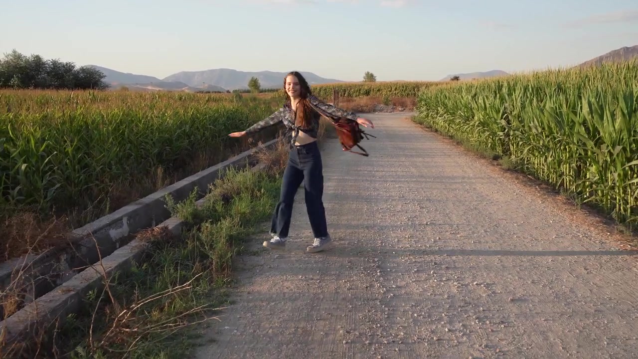 Godendosi una piacevole passeggiata attraverso splendidi e rigogliosi campi verdi, immersi nello splendore della natura.