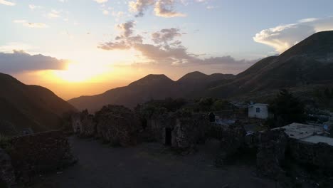 Toma-Aérea-De-Ruinas-Al-Atardecer-En-El-Pueblo-Fantasma-Real-De-Catorce-Y-Montañas,-San-Luis-Potosi-México