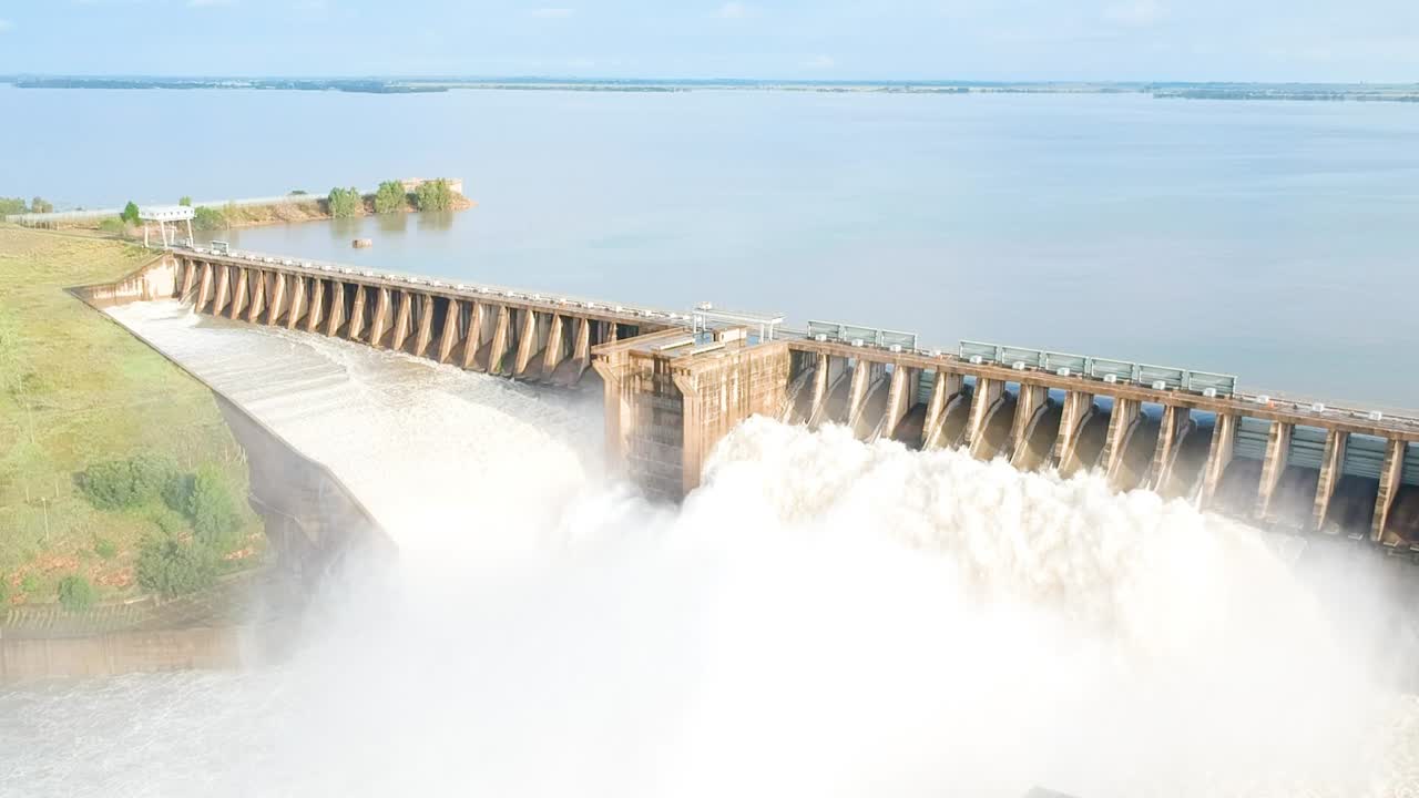 수문을 통해 물이 흐르는 중력식 댐 벽, 드론 샷, 발담 남아프리카