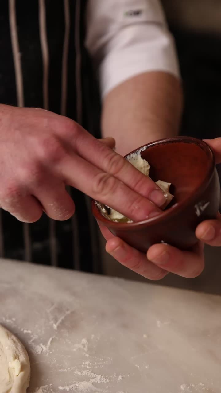 chef preparando queso para un plato