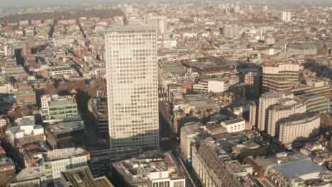 Toma-Aérea-En-Círculos-Alrededor-Del-Punto-Central-Londres-Revelando-Oxford-Street