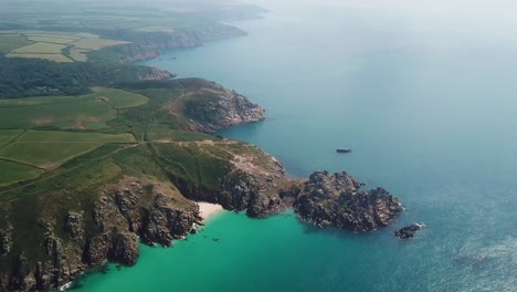 costa de cornualles mar turquesa, calas escarpadas de cornualles en verano, vista aérea