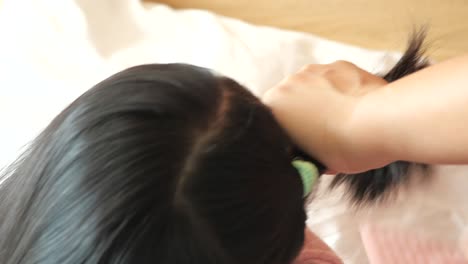아이 의 머리 가 스타일링 되고 있다