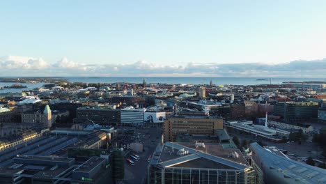 Vuelo-Bajo-Sobre-Edificios-En-El-Centro-De-Helsinki,-Finlandia,-Luz-Del-Atardecer