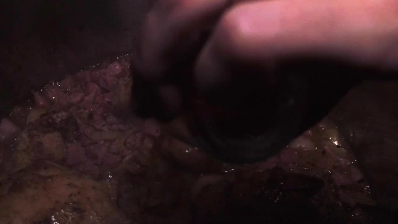 닭고기 및 기타 재료와 함께 팬에 코냑 붓기