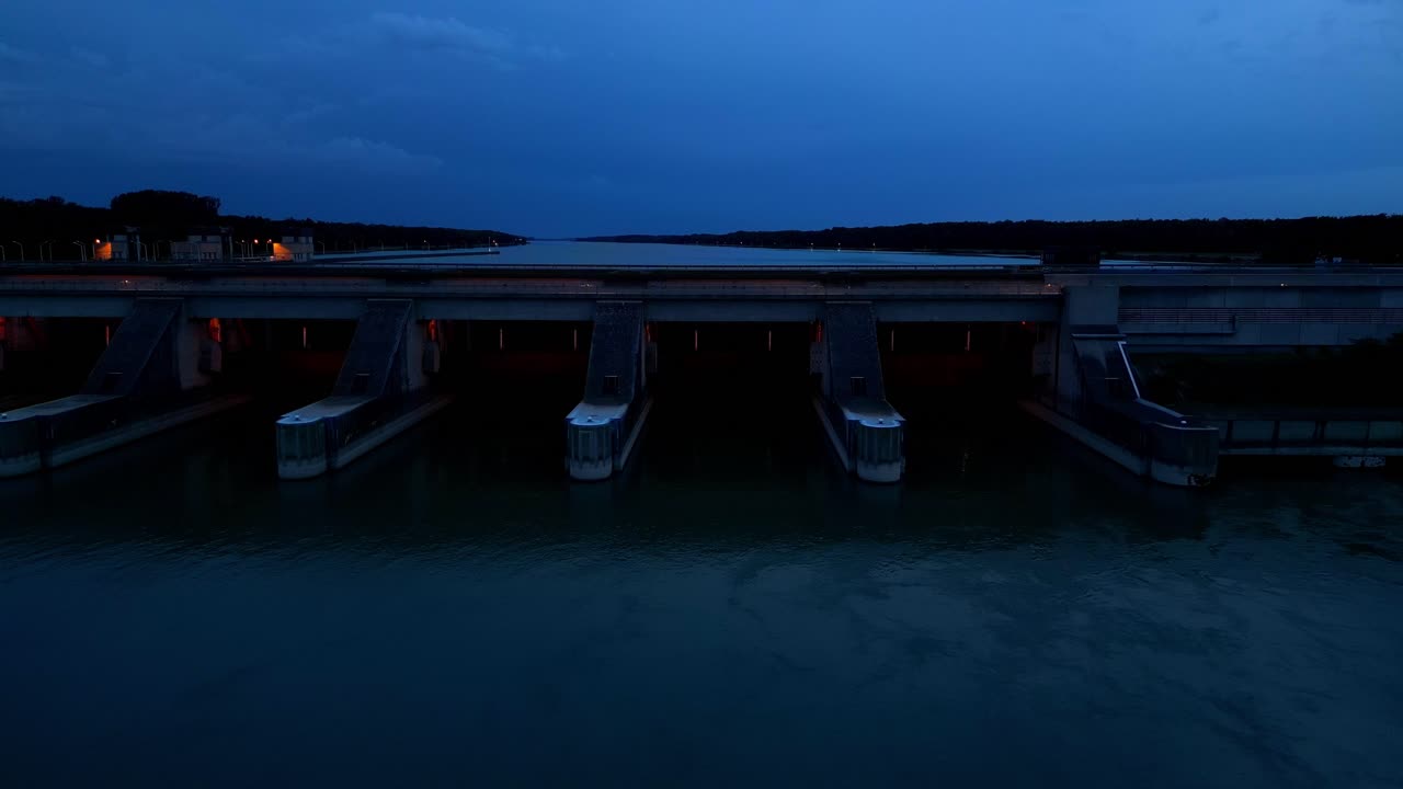 presa hidroeléctrica en el río danubio por la noche - toma aérea de un dron