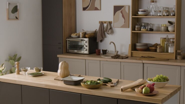 Una scena in cucina con verdura e frutta sul piano di lavoro