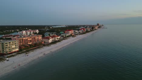video de drones de una tranquila puesta de sol en la playa de indian shores en florida