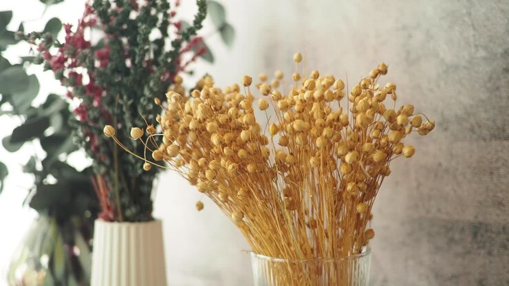 Lino essiccato e bouquet floreale in vasi